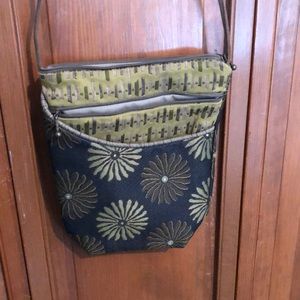 Small shoulder bag. Perfect condition, just not my style.